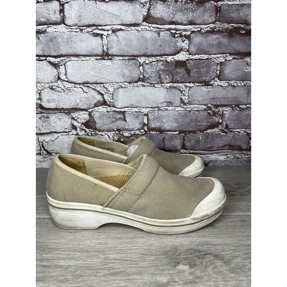 Dansko Volley Vegan Tan Beige Khaki Canvas Non Slip Clogs Women Sz 39EU/8.5M US - Picture 1 of 16